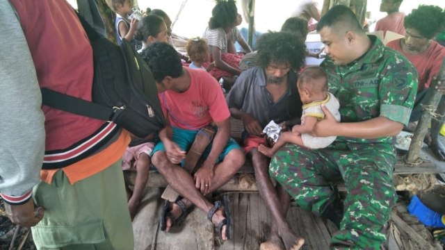 Suku Maune Ane dapat bantuan dari TNI. (Foto: Instagram/@Puspen_TNI )