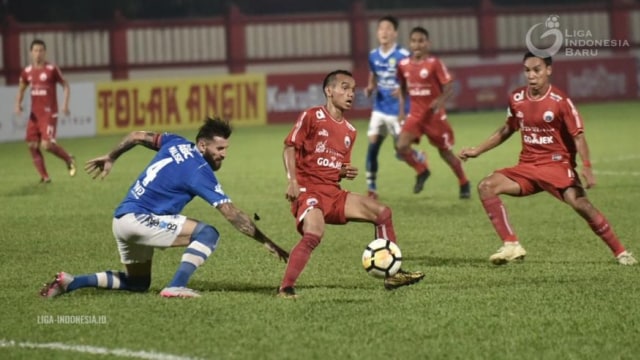 Bojan Malisic berupaya mengadang Riko Simanjuntak dalam laga Persija Jakarta vs Persib Bandung. (Foto: Dok. Liga Indonesia)