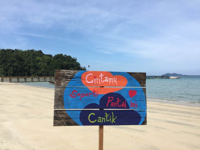 Hiasan di Pantai Padang Melang, Kabupaten Anambas (Foto: Elmalisa Bancin/kumparan)