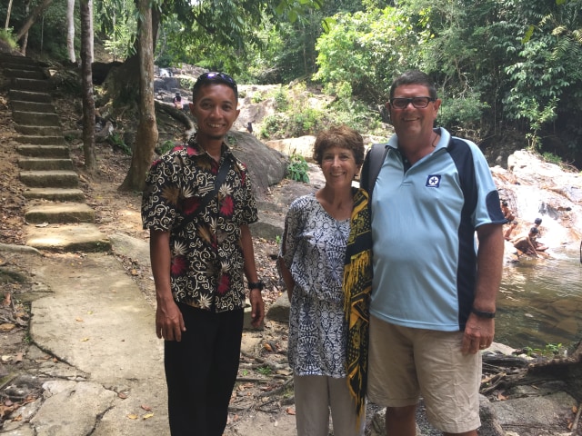 Paul dan Shu, wisatawan asal Australia yang berkunjung ke Pantai Padang Melang, Kabupaten Anambas (Foto: Elmalisa Bancin/kumparan)