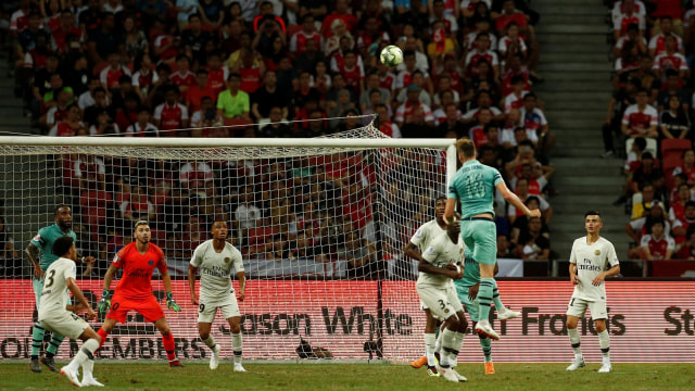 Sundulan Rob Holding saat menjebol gawang PSG (Foto: Edgar Su/Reuters)