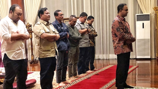 Prabowo salat berjamaah di Rumah Kartanegara, Sabtu (28/7). (Foto: Instagram @rizky_irmansyah)