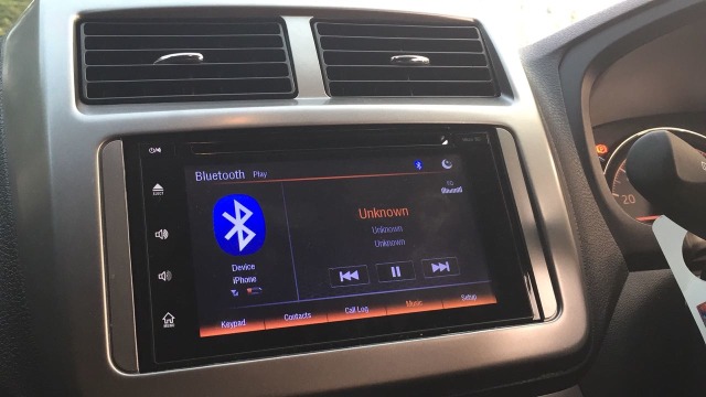 Head unit Daihatsu Ayla tipe R 1.2 AT (Foto: Aditya Pratama Niagara/kumparanOTO)