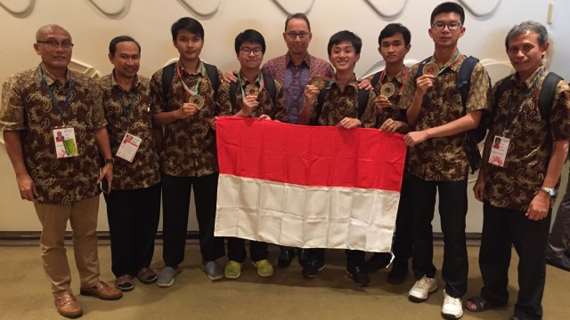 Tim Indonesia yang mengikuti Olimpiade Fisika Internasional di Portugal. (Foto: Dok. KBRI Lisabon)