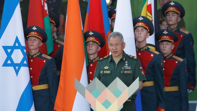 Menteri Pertahanan Rusia, Sergei Shoigu membuka acara International Army Games 2018, di Alabino, Moskow, Rusia,Sabtu (28/7). Foto: Reuters/Sergei Karpukhin