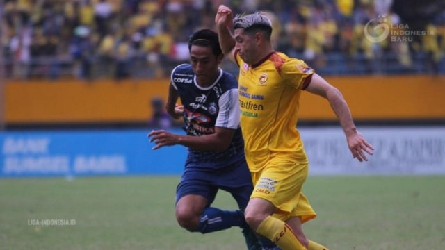 Esteban Vizcarra dan Hanif Sjahbandi berebut bola. (Foto: Dok. PT LIB)