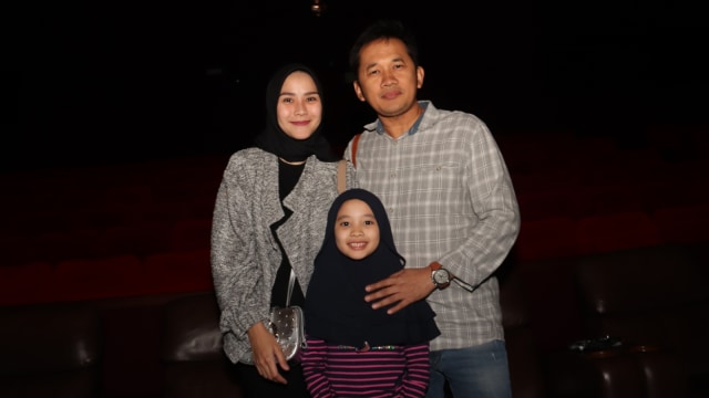 Zaskia Adya Mecca, Hanung Bramantyo, dan anaknya, Sybil. Foto: Munady Widjaja