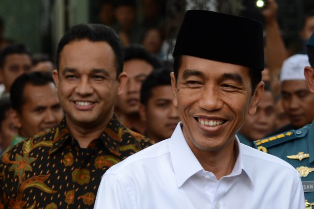 Anies Baswedan dan Joko Widodo (Foto: Romeo Gacad/AFP)