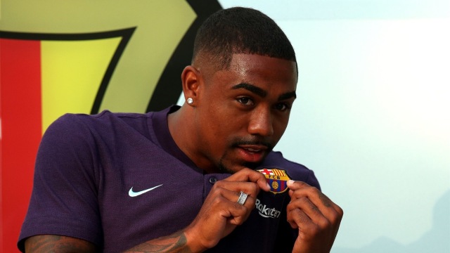 Malcom saat diperkenalkan sebagai pemain Barcelona. (Foto: Reuters/Albert Gea)