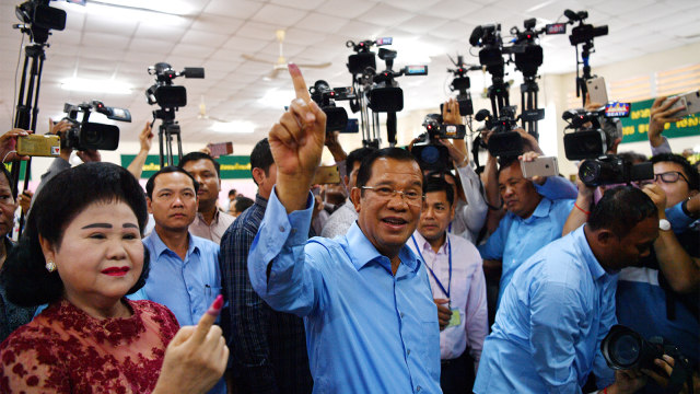 Perdana Menteri Kamboja Hun Sen mengikuti pemilu keenam sejak negaranya merdeka dari perang. (Foto: AFP PHOTO / Manan Vatsyayana)