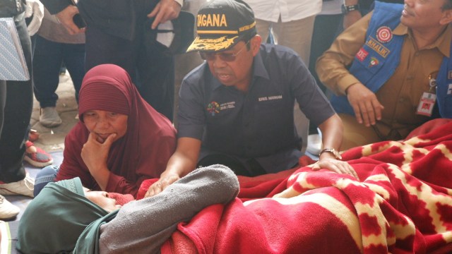 Menteri Sosial Idrus Marham jenguk korban gempa di Sembalun, Lombok Timur. (Foto: Resya Firmansyah/kumparan)