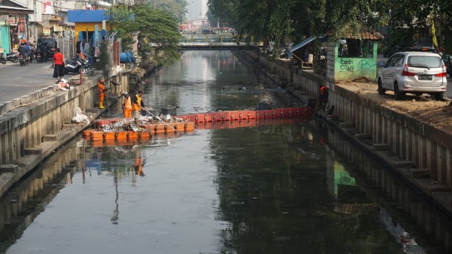 Sejumlah petugas membersihkan sampah di Kali Item, Kemayoran, Jakarta (30/7). (Foto: Fitra Andrianto/kumparan)