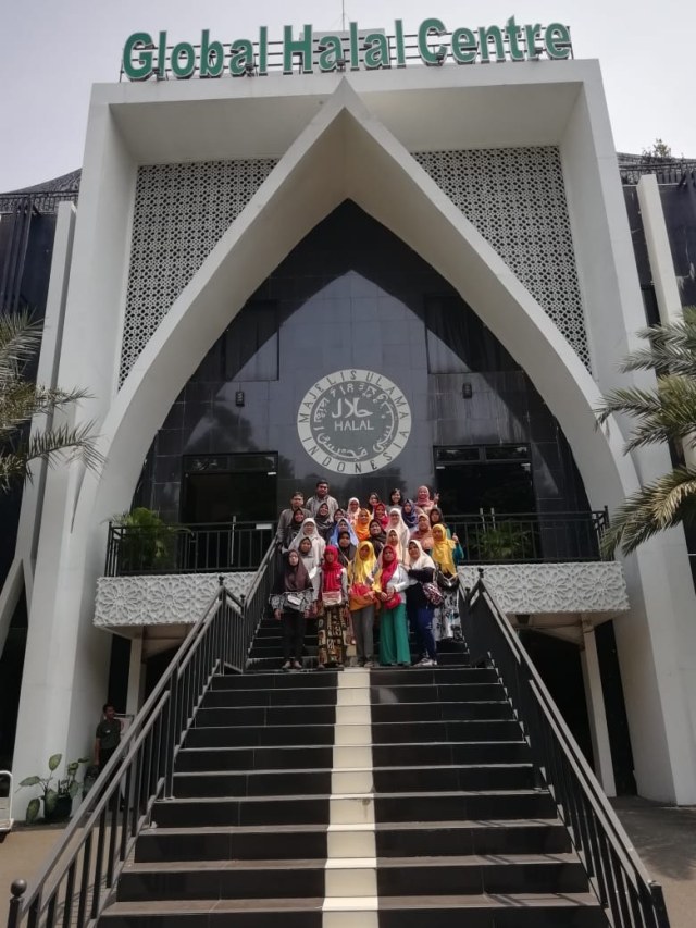 PENGENALAN SISTEM JAMINAN HALAL DAN CPPB-IRT  UNTUK UMKM TERMINAL HUJAN KOTA BOGOR