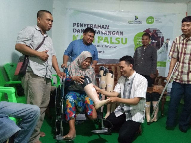 Jalin Empati Melalui Bantuan Kaki Palsu Pada Penyandang Difabel oleh IZI dan Bank Sulselba