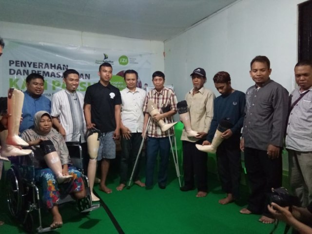 Jalin Empati Melalui Bantuan Kaki Palsu Pada Penyandang Difabel oleh IZI dan Bank Sulselba (2)