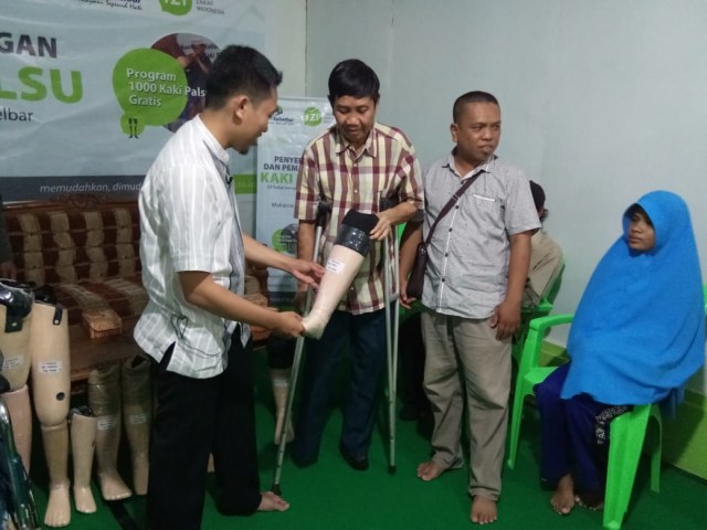 Jalin Empati Melalui Bantuan Kaki Palsu Pada Penyandang Difabel oleh IZI dan Bank Sulselba (4)