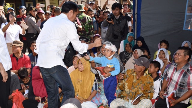 Jokowi di Posko Pengungsi Desa Madayin Lombok Timur (Foto: Dok. Biro Pers Setpres/Agus Suparto)