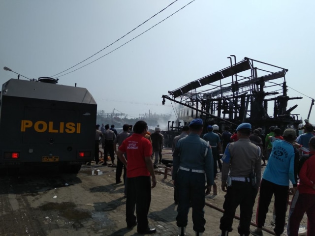 Kapal Penangkap Ikan Terbakar di Pelabuhan Kota Tegal