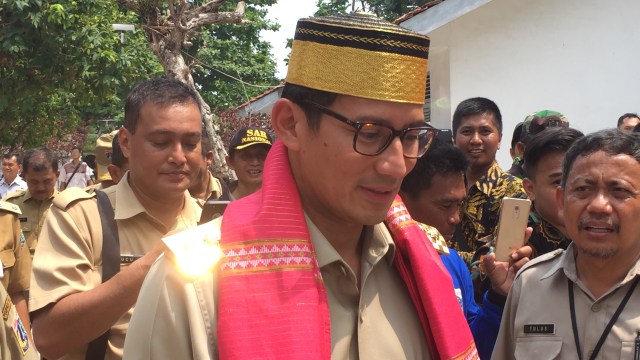 Sandiaga Uno tinjau mercusuar di Pulau Sebira Kepulauan Seribu (Foto: Moh. Fajri/kumparan)