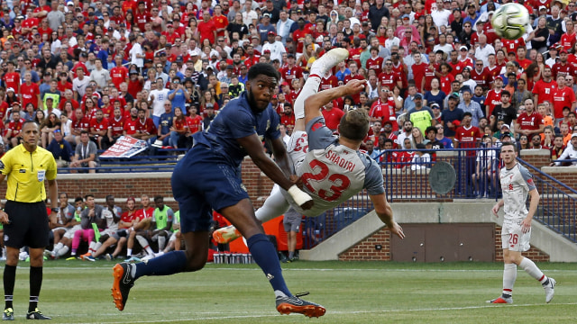 Gol Shaqiri ke gawang United. (Foto: JEFF KOWALSKY / AFP)