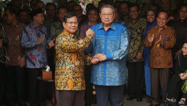 Prabowo Subianto dan SBY usai menggelar pertemuan di kediaman Prabowo, Kertanegara, Jakarta, Senin (30/7). (Foto: Irfan Adi Saputra/kumparan)
