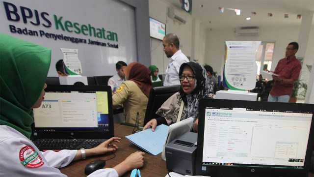 Petugas melayani pengurusan kepesertaan Badan Penyelenggara Jaminan Sosial (BPJS) Kesehatan. Foto: ANTARA FOTO/Yulius Satria Wijaya