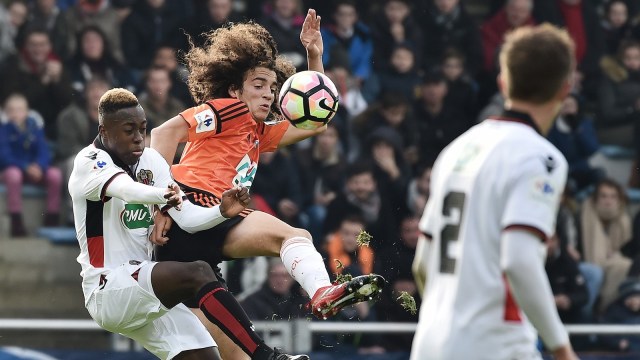 Guendouzi (tengah, oranye) saat masih bermain untuk Lorient. (Foto: AFP/Jean-Sebastien Evrard)