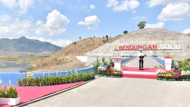 Presiden RI, Joko Widodo, resmikan Bendungan Tanju di Dompu NTB. (Foto: Biro Pers Setpres)