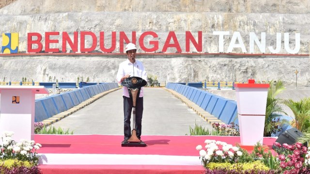 Presiden RI, Joko Widodo, resmikan Bendungan Tanju di Dompu NTB. (Foto: Biro Pers Setpres)