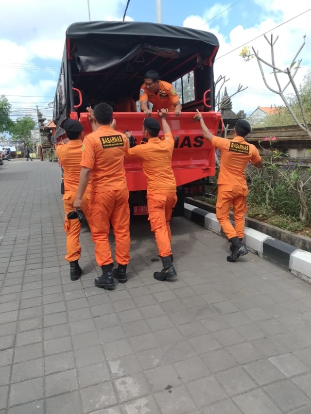 Tim Basarnas Kantor Pencarian dan Pertolongan Denpasar mengirimkan 15 personel ke NTB untuk bantu evakuasi di Lombok Timur (30/7). (Foto: Dok. Basarnas Denpasar)