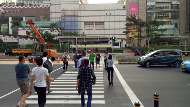 Pejalan kaki gunakan pelican crossing di bundaran HI (30/7). (Foto: Maulana Ramadhan/kumparan)
