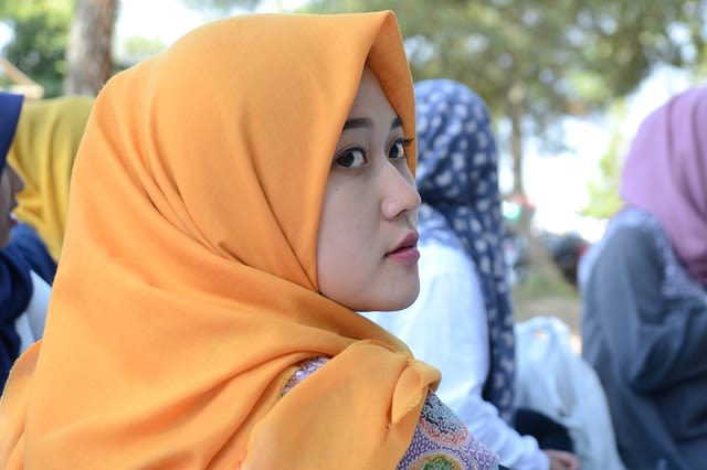 Trik Pakai Kerudung yang Benar Agar Tak Mengganggu Pendengaran (1)