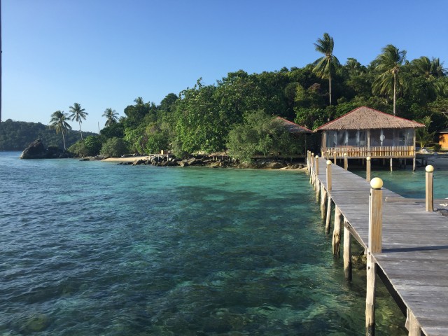 Jembatan menuju resort di Pulau Piugus (Foto: Elma Lisa Bancin/kumparan)