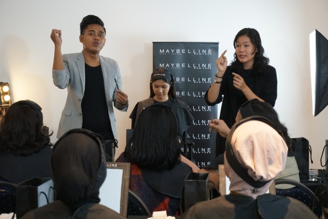 Perempuan disabilitas mengikuti Inclusive Makeup Class dari L'Oreal Indonesia (Foto: L'Oreal Indonesia)
