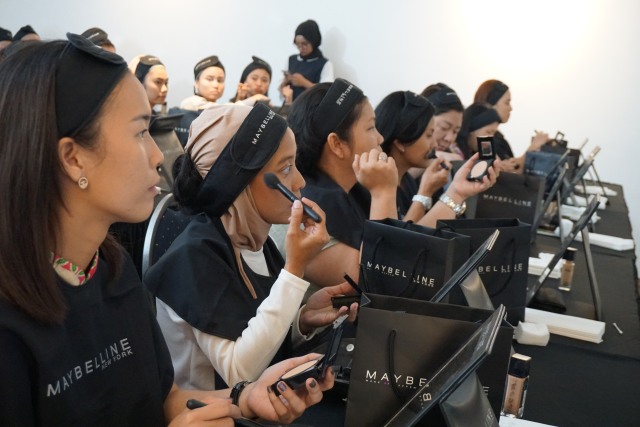 Perempuan disabilitas mengikuti Inclusive Makeup Class dari L'Oreal Indonesia (Foto: L'Oreal Indonesia)