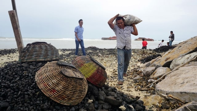 7000 Ton Batu Bara Cemari Pantai Wisata di Aceh (Foto: Zuhri Noviandi/kumparan)