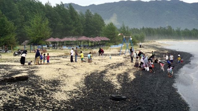7000 Ton Batu Bara Cemari Pantai Wisata di Aceh (Foto: Zuhri Noviandi/kumparan)