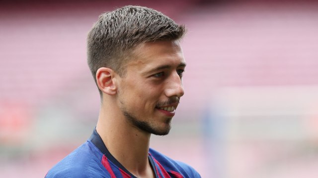 Clement Lenglet saat diperkenalkan sebagai pengawa anyar. Barcelona (Foto: Albert Gea/Reuters)