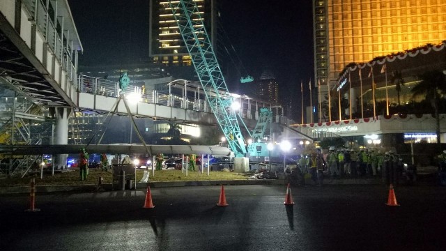 Atap JPO Bundaran HI mulai diturunkan. (Foto: Maulana Ramadhan/kumparan)