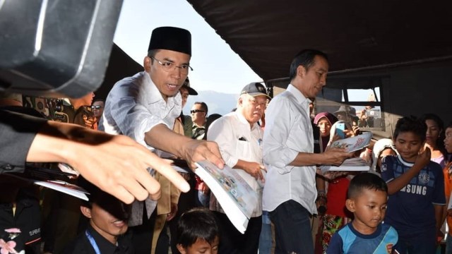 Jokowi dan TGB Bagikan Buku ke Korban Bencana Gempa Lombok (Foto: Humas NTB)