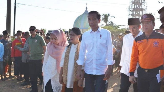 Jokowi dan TGB Bagikan Buku ke Korban Bencana Gempa Lombok (Foto: Humas NTB)