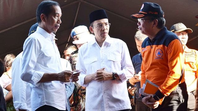 Jokowi dan TGB Bagikan Buku ke Korban Bencana Gempa Lombok (Foto: Humas NTB)