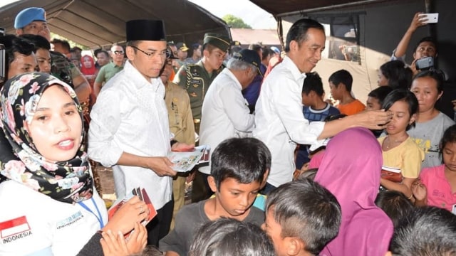 Jokowi dan TGB Bagikan Buku ke Korban Bencana Gempa Lombok (Foto: Humas NTB)