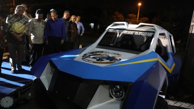 Rektor ITS Joni Hermana didampingi Rektor Univesitas Budi Luhur Didik Sulistyanto, Ketua Yayasan Budi Luhut Cakti Kasih Hanggoro, GM PLN Jawa Timur Bob Saril, dan Direktur Eksekutif PUI-SKO Muhammad Nur Yuniarto membuka pelindung mobil balap listrik BLITS
 (Foto: Phaksy Sukowati/kumparan)