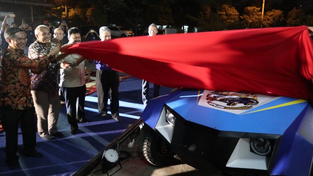 Rektor ITS Joni Hermana didampingi Rektor Univesitas Budi Luhur Didik Sulistyanto, Ketua Yayasan Budi Luhut Cakti Kasih Hanggoro, GM PLN Jawa Timur Bob Saril, dan Direktur Eksekutif PUI-SKO Muhammad Nur Yuniarto membuka pelindung mobil balap listrik BLITS
 (Foto: Phaksy Sukowati/kumparan)