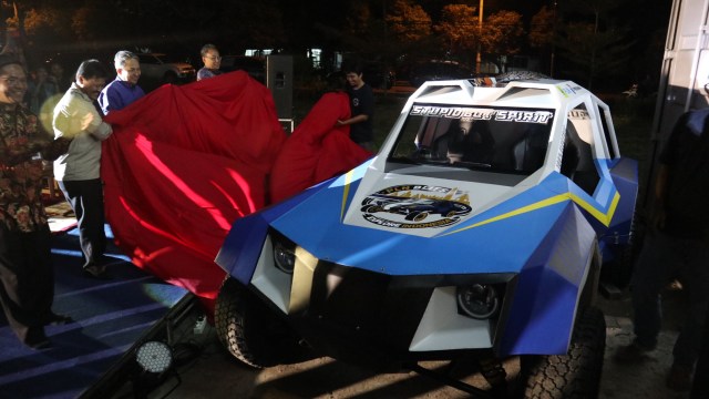 Rektor ITS Joni Hermana didampingi Rektor Univesitas Budi Luhur Didik Sulistyanto, Ketua Yayasan Budi Luhut Cakti Kasih Hanggoro, GM PLN Jawa Timur Bob Saril, dan Direktur Eksekutif PUI-SKO Muhammad Nur Yuniarto membuka pelindung mobil balap listrik BLITS
 (Foto: Phaksy Sukowati/kumparan)