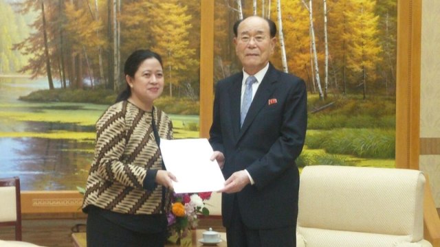 Menko Pembangunan Manusia dan Kebudayaan RI (PMK), Puan Maharani selaku utusan khusus Presiden RI berkunjung untuk menyampaikan undangan Asian Games 2018 ke Presiden Presidium Majelis Agung, Republik Demokratik Rakyat Korea (Korea Utara), Kim Yong Nam di Mansundae Assembly Hall, Pyongyang (30/7). (Foto: Dok. KBRI Pyongyang)