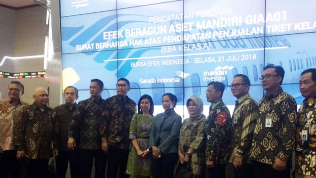 Rini resmikan pencatatan perdana Efek Beragun Aset GIAA01 (31/7). (Foto: Emma Fitriyani/kumparan)