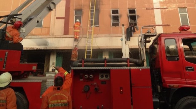 Petugas pemadam kebakaran memadamkan gudang mainan yang terbakar di Penjaringan (31/7). (Foto: Dok. Istimewa)