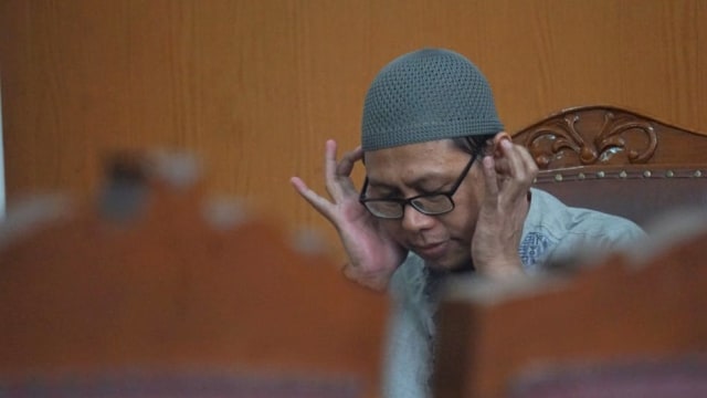 Pimpinan kelompok Jemaah Ansharut Daulah (JAD), Zainal Anshori, jalani persidangan dengan agenda pembacaan putusan di PN Jakarta Selatan, Selasa (31/7). (Foto: Irfan Adi Saputra/kumparan)